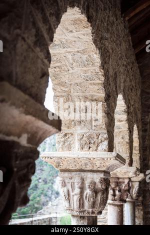 Säulen des Klosters Saint Martin du Canigou in den französischen Pyrenäen, Roussillion, Frankreich Stockfoto