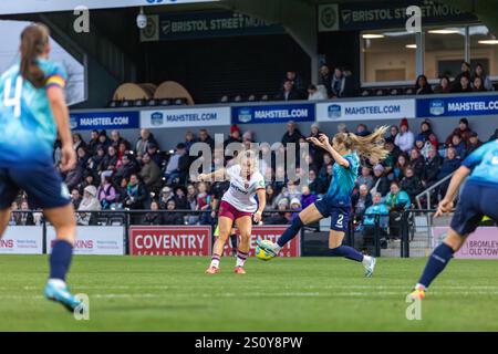 London City Lionesses gegen West Ham Utd Women im Subway League Cup, November 2024 in der Hayes Lane, Heimstadion des Bromley FC, London. UK. Stockfoto