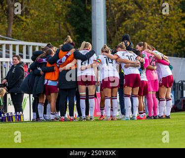 London City Lionesses gegen West Ham Utd Women im Subway League Cup, November 2024 in der Hayes Lane, Heimstadion des Bromley FC, London. UK. Stockfoto