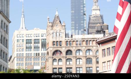 New York City Manhattan Midtown Straßenarchitektur. Empire State Building, berühmtes Hochhaus, USA. Amerikanische Flagge und städtisches Stadtbild, berühmter NYC Tower, Vereinigte Staaten. Union Square, Broadway Stockfoto