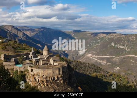 Tatev, Provinz Syunik, Armenien - 4. Oktober 2024: Atemberaubender Blick auf das Kloster Tatev auf einer Klippe in der Provinz Syunik Stockfoto
