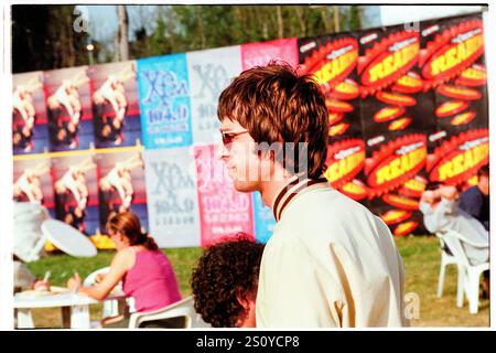 NOEL GALLAGHER, OASIS, BACKSTAGE, READING FESTIVAL, 2000: Noel Gallagher of Oasis Backstage beim Reading Festival, Reading, England, Großbritannien am 25. August 2000. Die Band führte das Festival mit ihrem vierten Album Standing on the Shoulder of Giants an. Foto: Rob Watkins. INFO: Noel Gallagher ist ein englischer Musiker, Songwriter und Produzent, bekannt als Leadgitarrist und Primär-Songwriter von Oasis. Bekannt für Hymnen wie Wonderwall, gründete er später Noel Gallagher's High Flying Birds und setzte sein Erbe der Brillanz des Britpop fort. Stockfoto