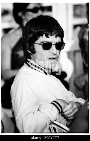 NOEL GALLAGHER, OASIS, BACKSTAGE, READING FESTIVAL, 2000: Noel Gallagher of Oasis Backstage beim Reading Festival, Reading, England, Großbritannien am 25. August 2000. Die Band führte das Festival mit ihrem vierten Album Standing on the Shoulder of Giants an. Foto: Rob Watkins. INFO: Noel Gallagher ist ein englischer Musiker, Songwriter und Produzent, bekannt als Leadgitarrist und Primär-Songwriter von Oasis. Bekannt für Hymnen wie Wonderwall, gründete er später Noel Gallagher's High Flying Birds und setzte sein Erbe der Brillanz des Britpop fort. Stockfoto