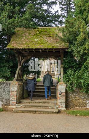 Eintritt zur Kirche St. Mary Magdalene, Sandringham, Norfolk, Großbritannien; wird von der königlichen Familie genutzt, wenn sie im nahe gelegenen Sandringham House wohnt Stockfoto