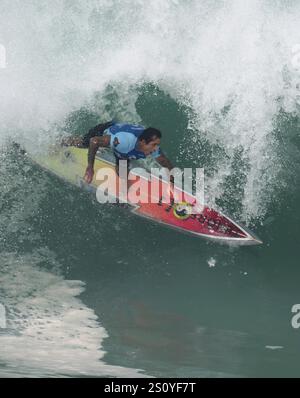 Dezember 2024, Waimea Bay, Haleiwa, Oahu, HAWAII, USA: BILLY KEMPER. Geschichte wurde heute geschrieben, als die Salt Air Studios ihren bahnbrechenden Live-Streaming-Kanal Rogue ins Leben riefen. TV, mit dem meistgesehenen Surf-Event, das jemals aufgenommen wurde. L. McNamara sicherte sich den Sieg beim legendären Rip Curl Eddie Aikau Big Wave Invitational und festigte damit ein unvergessliches Debüt für dieses aufregende neue Abenteuer. McNamara's macht es zum dritten Mal in Folge, dass ein Surfer der Oahu North Shore gewonnen hat, benannt nach dem ursprünglichen Rettungsschwimmer Eddie Aikau. Ein weiterer Rettungsschwimmer an der North Shore, L. Shepardson, gewann 2023 Stockfoto