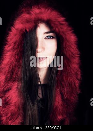 Schöne Frau mit rotem Kunstfell Stockfoto