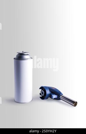 Gasbrenner auf einer Dose. Nahaufnahme. Isoliert auf grauem Hintergrund. Stockfoto