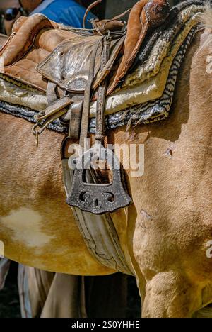 Nahaufnahme eines Gaucho Pferd Sattel mit traditionell eingerichteten Leder Harness in Buenos Aires, Argentinien Stockfoto