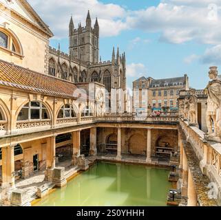 Der Komplex der römischen Bäder, eine Stätte von historischem Interesse in der englischen Stadt Bath, Somerset, England. Das Haus ist eine gut erhaltene römische Stätte für pu Stockfoto