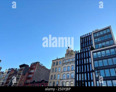 Historische und moderne Gebäude in Soho, Manhattan unter blauem Himmel Stockfoto