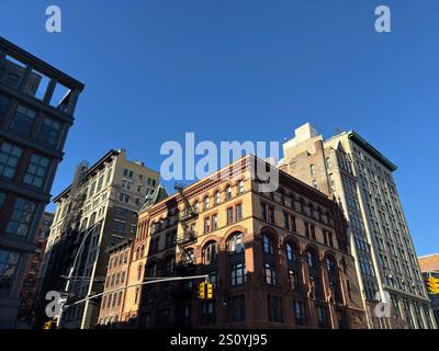 Historische Gebäude mit Bogenfenstern in Soho, Manhattan Stockfoto