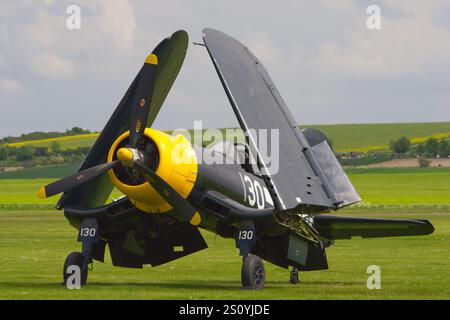 Goodyear FG-1D Corsair 130-A Flugzeug, geparkt mit gefalteten Flügeln. Stockfoto