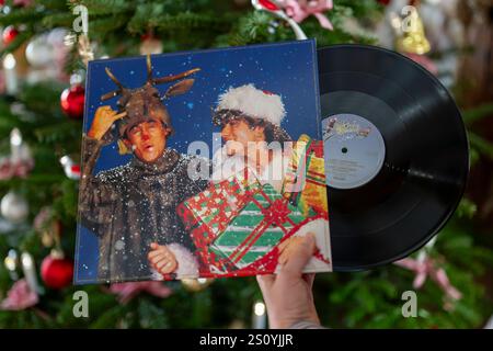 29.12.2024, Symbolbild, die Langspielplatte vom Kult-Weihnachtslied LETZTES WEIHNACHTEN von der Band WHAM aus England vor dem Weihnachstbaum im Wohnzimmer. Der Song von George Michael aus dem Jahr 1984 wird jährlich in der Adventszeit zum Ohrwurm auf allen Sendern. Hier die Sänger George Michael und Adrew Ridgeley auf dem Original-LP-Cover mit Schallplatte. 29.12.2024, Weihnachten und letztes Weihnachten 29.12.2024, Weihnachten und letztes Weihnachten *** 29 12 2024, symbolisches Bild, die LP des Kultweihnachtsliedes LETZTES WEIHNACHTEN der Band WHAM aus England vor dem Weihnachtsbaum in der lebenden r Stockfoto