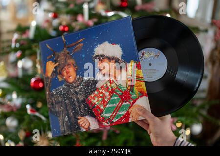 29.12.2024, Symbolbild, die Langspielplatte vom Kult-Weihnachtslied LETZTES WEIHNACHTEN von der Band WHAM aus England vor dem Weihnachstbaum im Wohnzimmer. Der Song von George Michael aus dem Jahr 1984 wird jährlich in der Adventszeit zum Ohrwurm auf allen Sendern. Hier die Sänger George Michael und Adrew Ridgeley auf dem Original-LP-Cover mit Schallplatte. 29.12.2024, Weihnachten und letztes Weihnachten 29.12.2024, Weihnachten und letztes Weihnachten *** 29 12 2024, symbolisches Bild, die LP des Kultweihnachtsliedes LETZTES WEIHNACHTEN der Band WHAM aus England vor dem Weihnachtsbaum in der lebenden r Stockfoto