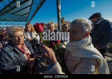 Tribut an die Opfer und Freiwilligen, die während des Valencia DANA auf der Brücke zwischen Valencia und dem Viertel La Torre mit dem Namen 'Pont' agierten Stockfoto