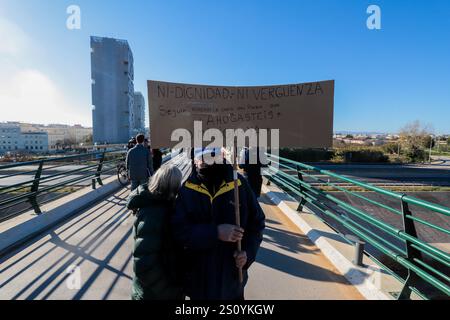 Tribut an die Opfer und Freiwilligen, die während des Valencia DANA auf der Brücke zwischen Valencia und dem Viertel La Torre mit dem Namen 'Pont' agierten Stockfoto