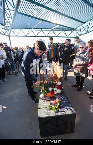 Tribut an die Opfer und Freiwilligen, die während des Valencia DANA auf der Brücke zwischen Valencia und dem Viertel La Torre mit dem Namen 'Pont' agierten Stockfoto