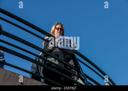 Tribut an die Opfer und Freiwilligen, die während des Valencia DANA auf der Brücke zwischen Valencia und dem Viertel La Torre mit dem Namen 'Pont' agierten Stockfoto