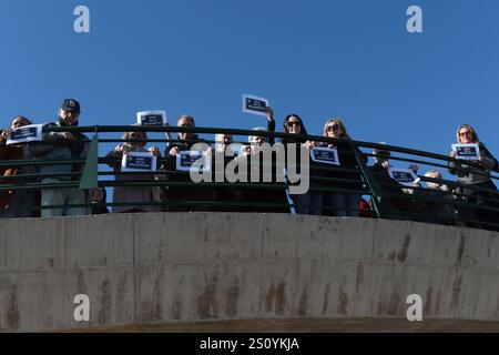Tribut an die Opfer und Freiwilligen, die während des Valencia DANA auf der Brücke zwischen Valencia und dem Viertel La Torre mit dem Namen 'Pont' agierten Stockfoto