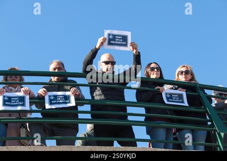Tribut an die Opfer und Freiwilligen, die während des Valencia DANA auf der Brücke zwischen Valencia und dem Viertel La Torre mit dem Namen 'Pont' agierten Stockfoto