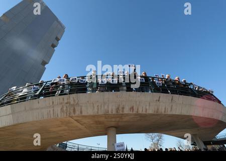 Tribut an die Opfer und Freiwilligen, die während des Valencia DANA auf der Brücke zwischen Valencia und dem Viertel La Torre mit dem Namen 'Pont' agierten Stockfoto