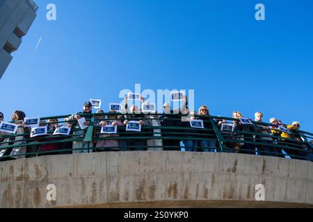 Tribut an die Opfer und Freiwilligen, die während des Valencia DANA auf der Brücke zwischen Valencia und dem Viertel La Torre mit dem Namen 'Pont' agierten Stockfoto