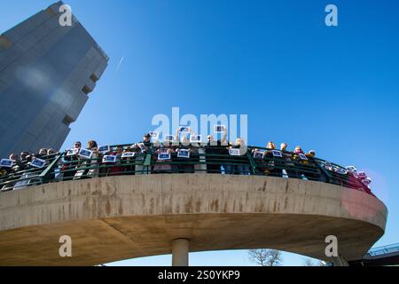 Tribut an die Opfer und Freiwilligen, die während des Valencia DANA auf der Brücke zwischen Valencia und dem Viertel La Torre mit dem Namen 'Pont' agierten Stockfoto