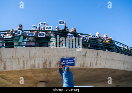 Tribut an die Opfer und Freiwilligen, die während des Valencia DANA auf der Brücke zwischen Valencia und dem Viertel La Torre mit dem Namen 'Pont' agierten Stockfoto