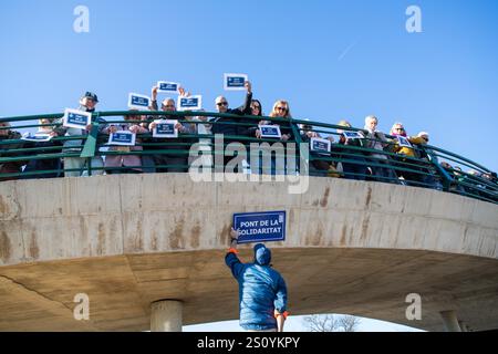 Tribut an die Opfer und Freiwilligen, die während des Valencia DANA auf der Brücke zwischen Valencia und dem Viertel La Torre mit dem Namen 'Pont' agierten Stockfoto