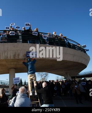 Tribut an die Opfer und Freiwilligen, die während des Valencia DANA auf der Brücke zwischen Valencia und dem Viertel La Torre mit dem Namen 'Pont' agierten Stockfoto