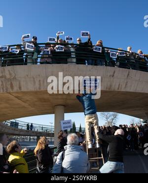 Tribut an die Opfer und Freiwilligen, die während des Valencia DANA auf der Brücke zwischen Valencia und dem Viertel La Torre mit dem Namen 'Pont' agierten Stockfoto
