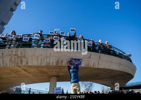 Tribut an die Opfer und Freiwilligen, die während des Valencia DANA auf der Brücke zwischen Valencia und La Torre agierten Stockfoto
