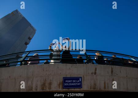 Tribut an die Opfer und Freiwilligen, die während des Valencia DANA auf der Brücke zwischen Valencia und dem Viertel La Torre mit dem Namen 'Pont' agierten Stockfoto