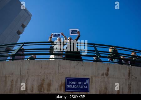Tribut an die Opfer und Freiwilligen, die während des Valencia DANA auf der Brücke zwischen Valencia und dem Viertel La Torre mit dem Namen 'Pont' agierten Stockfoto