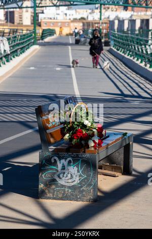 Tribut an die Opfer und Freiwilligen, die während des Valencia DANA auf der Brücke zwischen Valencia und dem Viertel La Torre mit dem Namen 'Pont' agierten Stockfoto