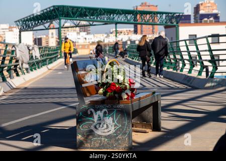 Tribut an die Opfer und Freiwilligen, die während des Valencia DANA auf der Brücke zwischen Valencia und dem Viertel La Torre mit dem Namen 'Pont' agierten Stockfoto