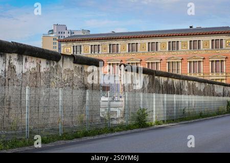 Teil der Berliner Mauer, in der Nähe des Museums Topographie des Terrors auf dem ehemaligen Gestapo-Gelände, Gropius Bau dahinter, Berlin, Deutschland Stockfoto