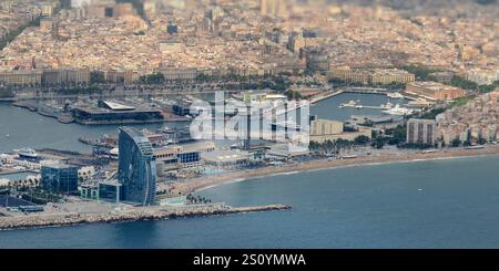 Blick aus der Vogelperspektive auf das W Barcelona Hotel und die Ufergegend in Barcelona, Spanien. Stockfoto