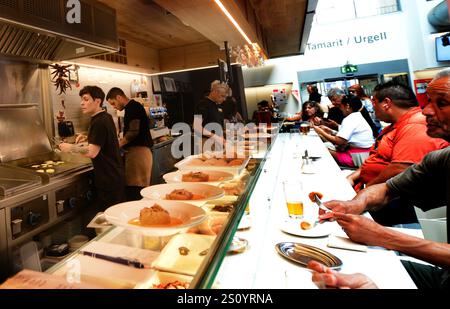 Die Pinotxo Tapas Bar im Mercat de Sant Antoni in Barcelona, Spanien. Stockfoto