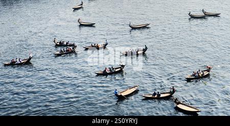 Bootstaxis überqueren den Buriganga-Fluss in Dhaka, Bangladesch. Stockfoto