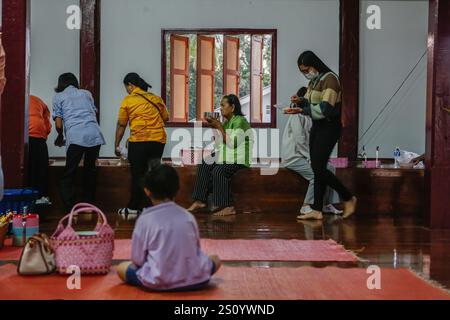 Nakhon Sawan, Thailand. Dezember 2024. Die Dorfbewohner beten und verdienst sich als Vorbereitung auf Silvester in einem Tempel in der Provinz Nakhon Sawan nördlich von Bangkok. Quelle: SOPA Images Limited/Alamy Live News Stockfoto