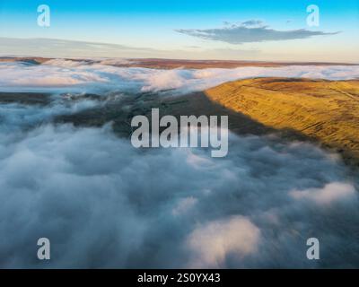 Wether fiel, der abfallende Hügel zwischen dem oberen Wensleydale und dem oberen Wharfedale, während einer Wolkenumkehr an einem Winterabend. North Yorkshire, Großbritannien. Stockfoto