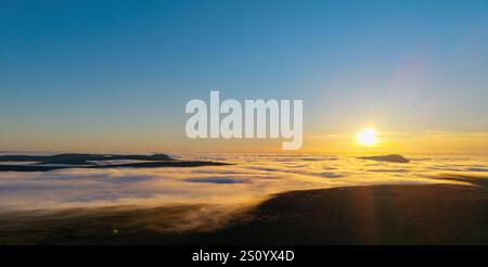 Die Berggipfel von Ingleborough und Penyghent zeigen sich an einem Winterabend im Yorkshire Dales National Park, Großbritannien. Stockfoto