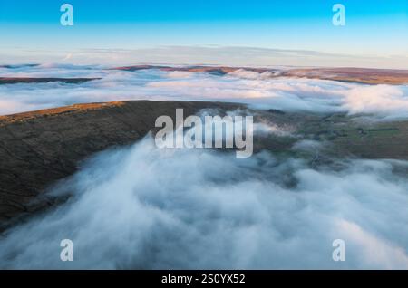 Wether fiel, der abfallende Hügel zwischen dem oberen Wensleydale und dem oberen Wharfedale, während einer Wolkenumkehr an einem Winterabend. North Yorkshire, Großbritannien. Stockfoto