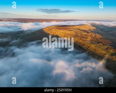 Wether fiel, der abfallende Hügel zwischen dem oberen Wensleydale und dem oberen Wharfedale, während einer Wolkenumkehr an einem Winterabend. North Yorkshire, Großbritannien. Stockfoto