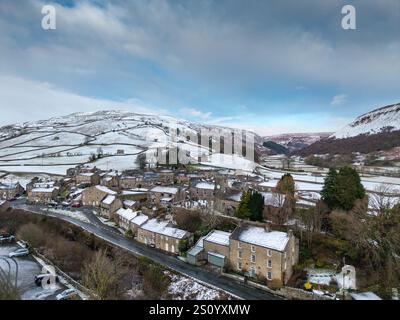 Das Dorf Muker in Swaledale mit einer Schneedecke an einem frühen Wintermorgen. Yorkshire Dales National Park, Großbritannien. Stockfoto