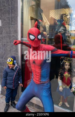 Mann als Spider-man gekleidet in Toronto, Ontario, Kanada Stockfoto