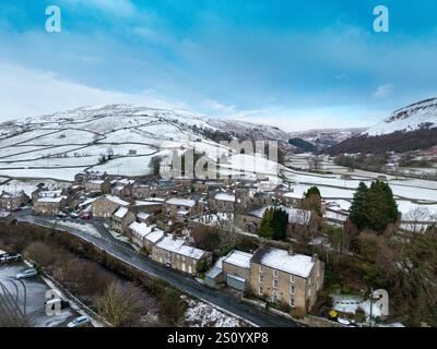 Das Dorf Muker in Swaledale mit einer Schneedecke an einem frühen Wintermorgen. Yorkshire Dales National Park, Großbritannien. Stockfoto