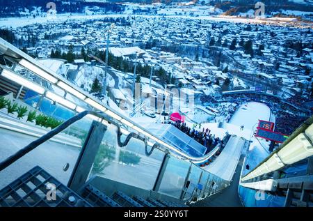 Oberstdorf, Deutschland. Dezember 2024. Pius PASCHKE, GER im Fluchtkampf bei der 73. Vier-Schanzentournier Skispringen am 28. Dezember 2024 in der Schattenbergschanze ORLEN Arena in Oberstdorf, Bayern, Fotograf: ddp Images/STAR-Images Credit: ddp Media GmbH/Alamy Live News Stockfoto