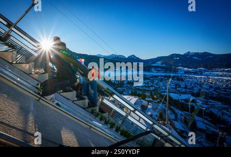 Oberstdorf, Deutschland. Dezember 2024. Stephan LEYHE, GER bei der Flugaktion 73. Vier-Schanzentournier Skispringen am 28. Dezember 2024 in der Schattenbergschanze ORLEN Arena in Oberstdorf, Bayern, Fotograf: ddp Images/STAR-Images Credit: ddp Media GmbH/Alamy Live News Stockfoto